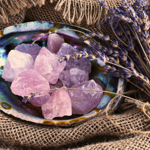 kulho kristalleja ja laventelia