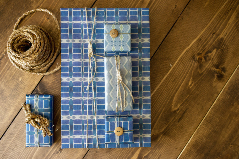  Nautical inspired gift wrapping feature half-hitch knot chains and cotton rope and natural cordage for beach-y, coastal look. &nbsp; "Riptide" wrapping paper designed by Shay Spaniola for Bunglo.   