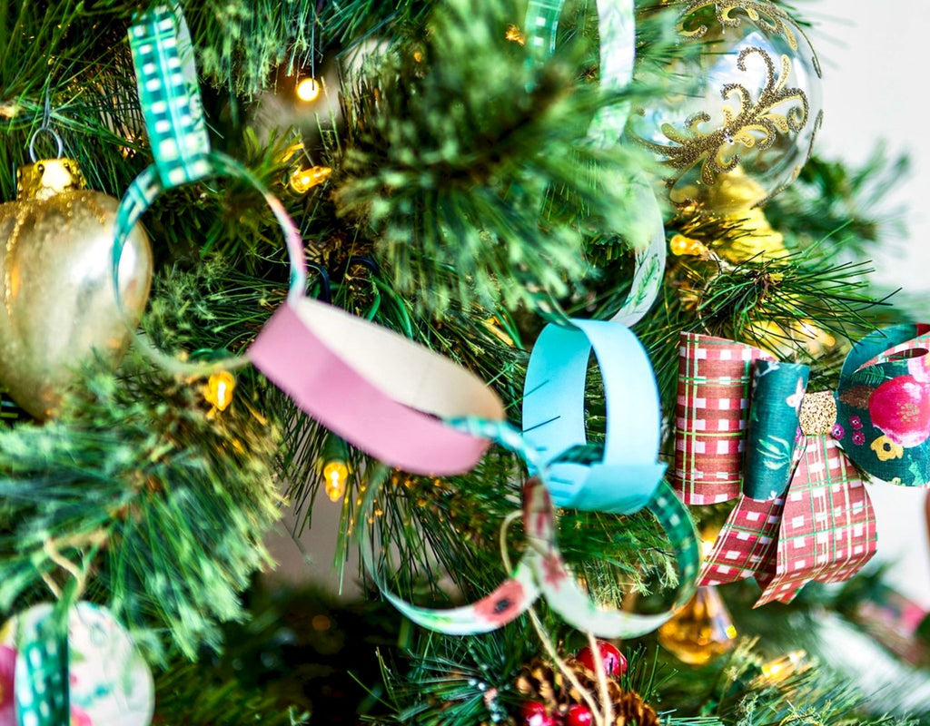 How to make paper chains out of wrapping paper to decorate your Christmas Tree