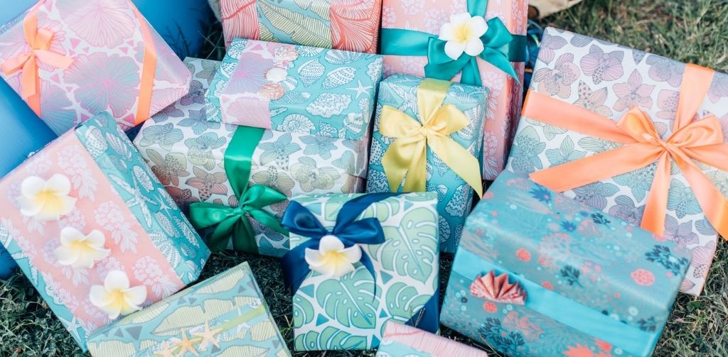 Tropical Gift Wrapping with Eco-Friendly Wrapping Paper (Professional Gift Wrapping by Howard & Bow)