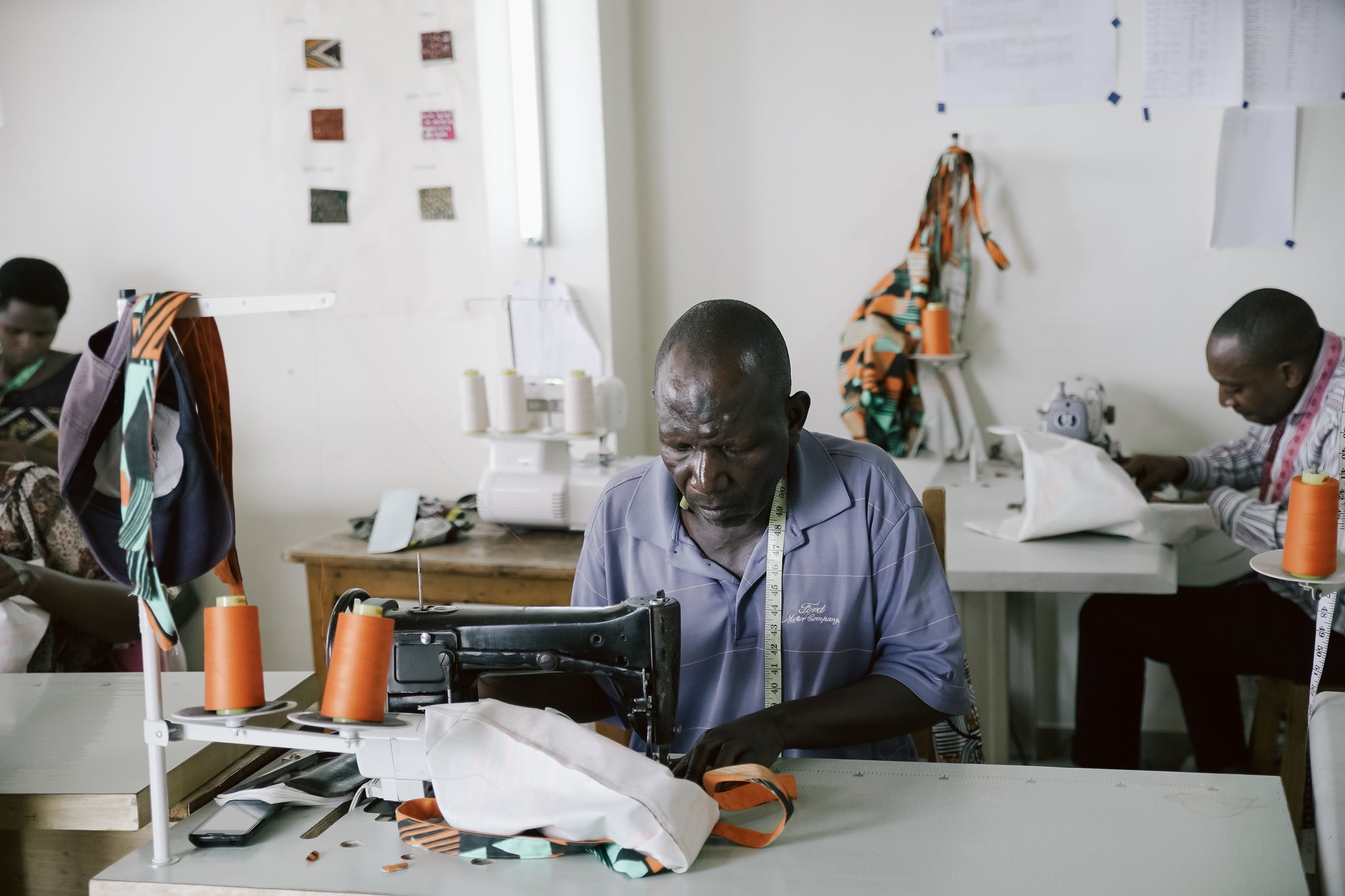 Afriek Atelier, Mwamba making the Tony's Chocolonely tote-bag