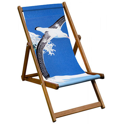 Klappbarer Liegestuhl aus Hartholz mit Bild eines Albatros, der vor einem blauen Himmel fliegt