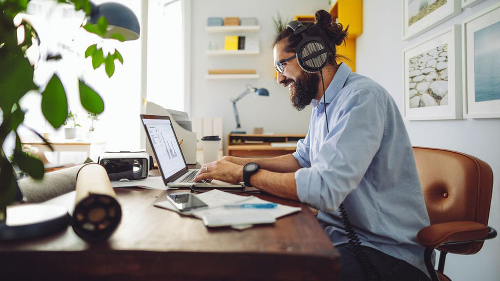 Aménager un bureau en télétravail: Fabriquez un support d'écran pas cher