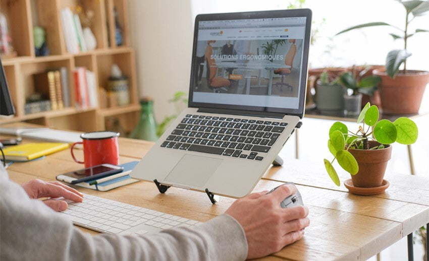 setup_pc_portable_support_travail_bureau_confort_souris_clavier