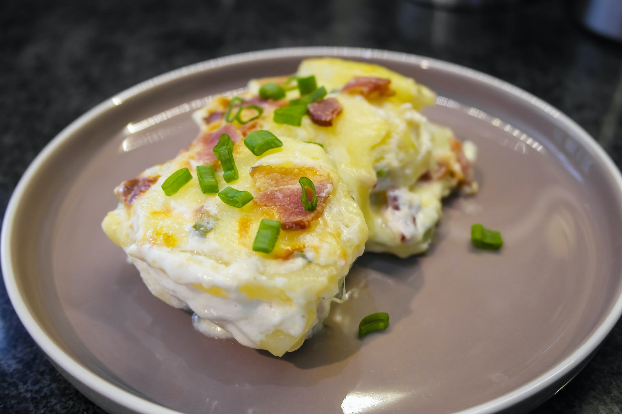 Receta de Suflé de papa con salsa de queso y tocino – SAL ROCHE