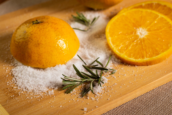 La sal orgánica acompañando una naranja