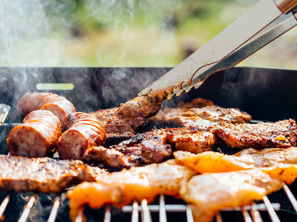 voltear carne en la parrilla