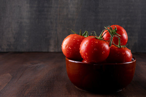 tomates rojos en un plato