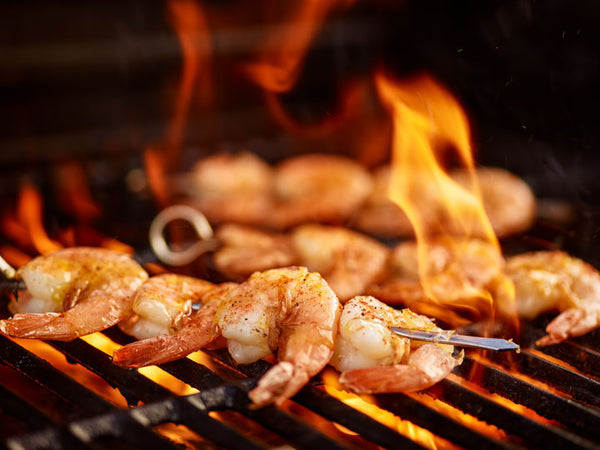 camarones en brochetas a la parrilla