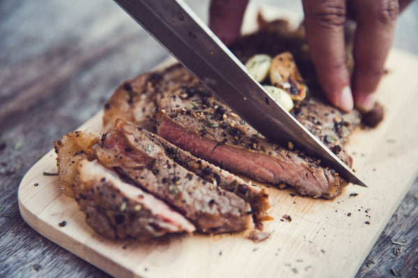 cuchillo cortando carne asada