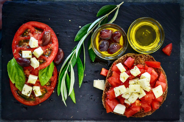 tomates y quesos con aceite de oliva