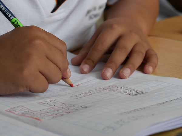 niño escribiendo números