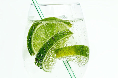 Agua mineral con limón 