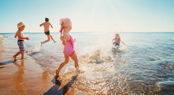 niños corriendo al mar