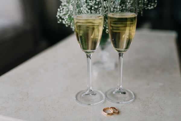 anillo y copas de champaña