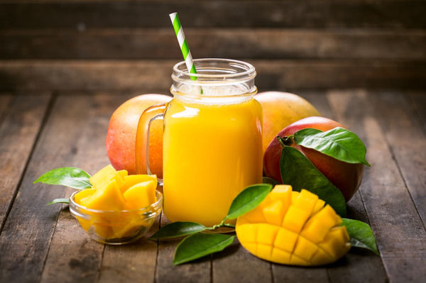 mango cortado y jugo de mango