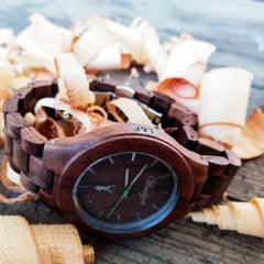 gravirovanie drevene hodinky