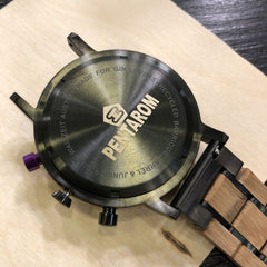 gravírované drevené hodinky