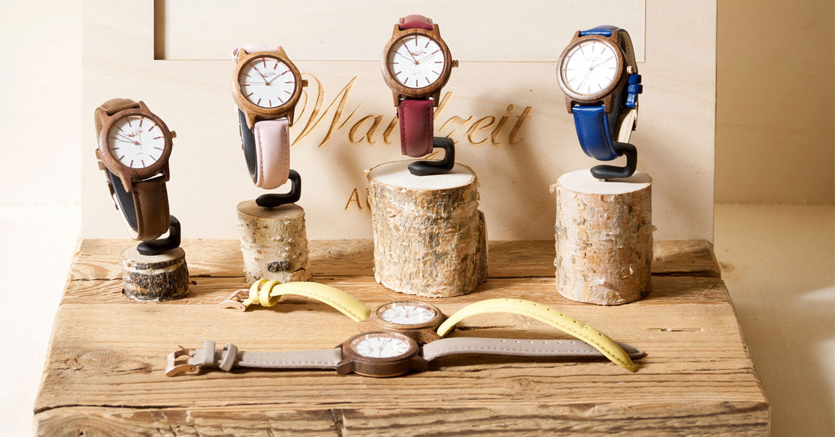 moderne naramkove drevene hodinky s kozenym naramkom