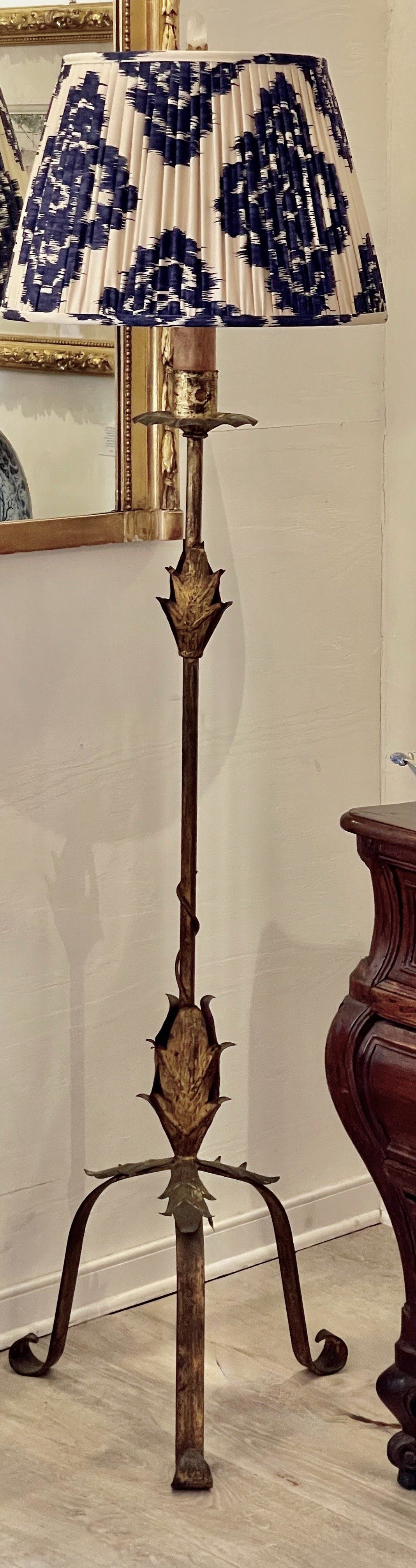 Doodskaak Vulkaan Lach VINTAGE FRENCH TOLE FLOOR LAMP WITH SHADE - Helen Storey Antiques