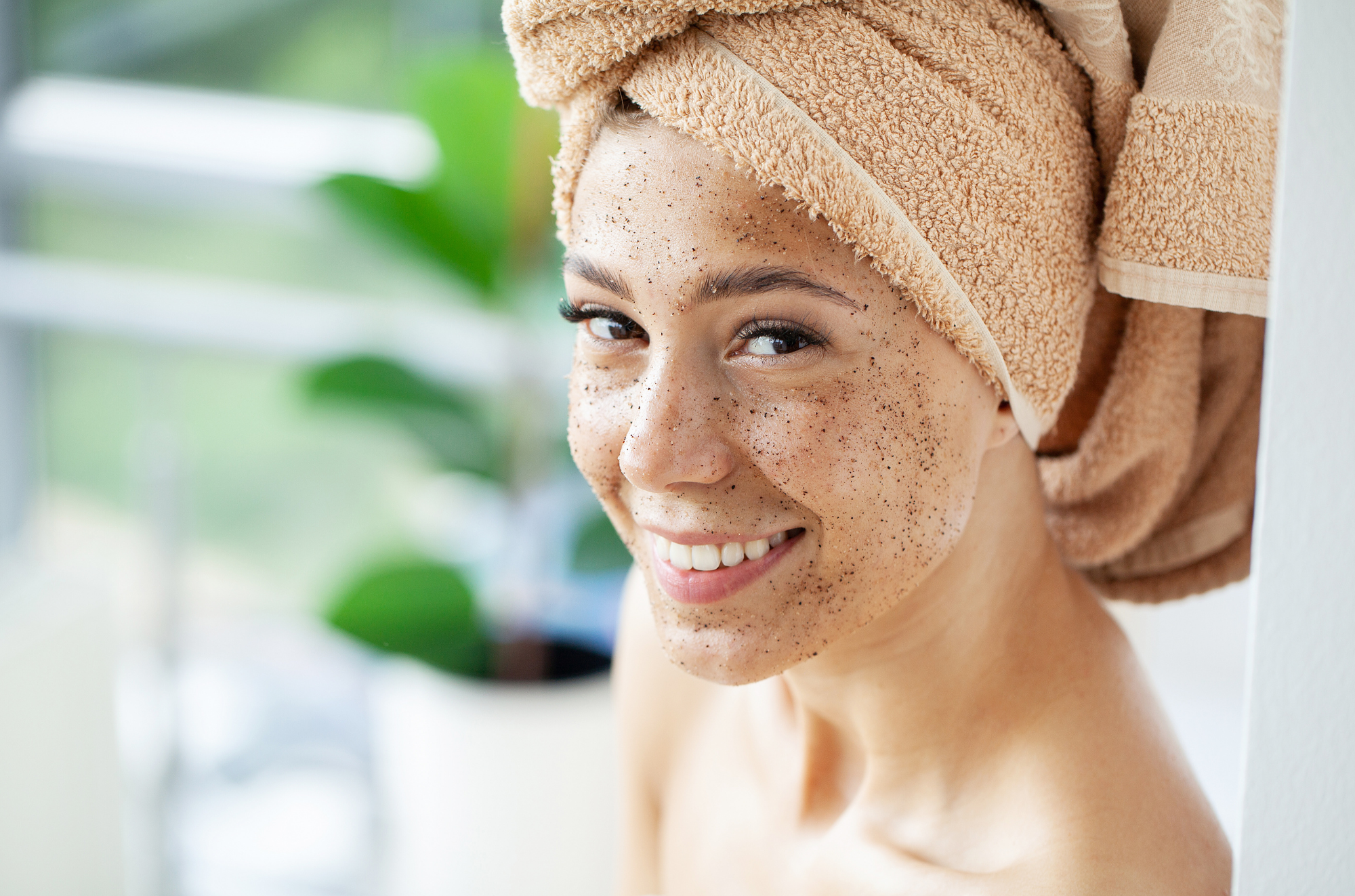 woman using exfoliator on her face