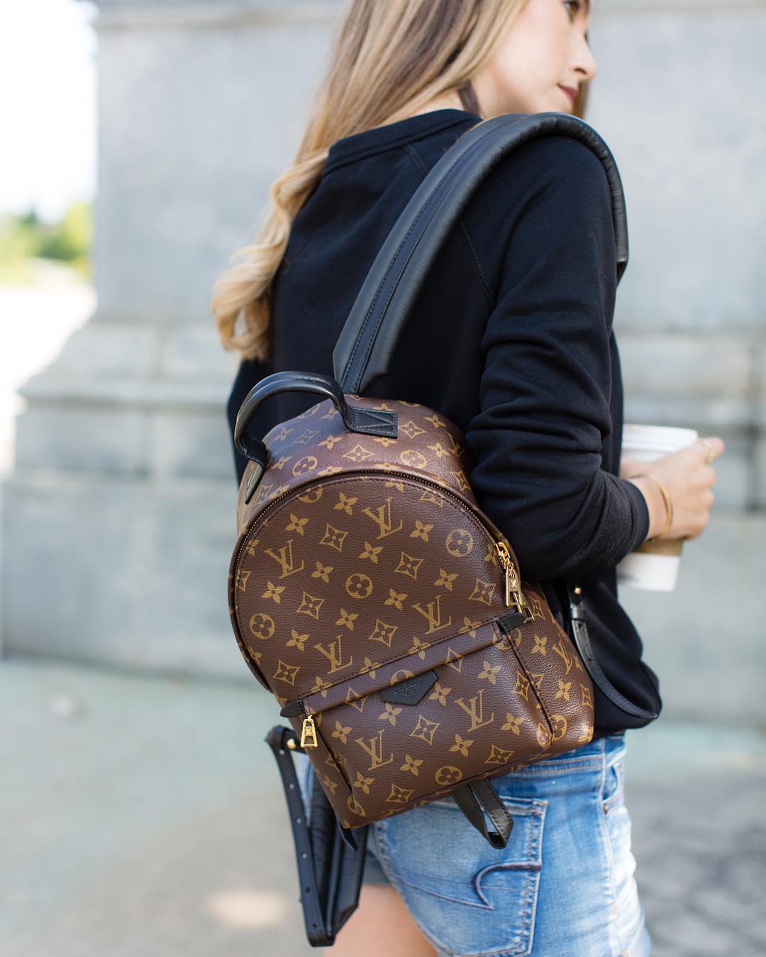 Mochila pequeña para mujer Louis Vuitton junto a la piscina Gris