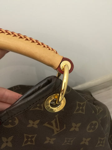 Finally got my pochette metis back from repair after 5 months They  replaced the whole back piece of canvas with all new glazing and a brand  new handle looks amazing They also