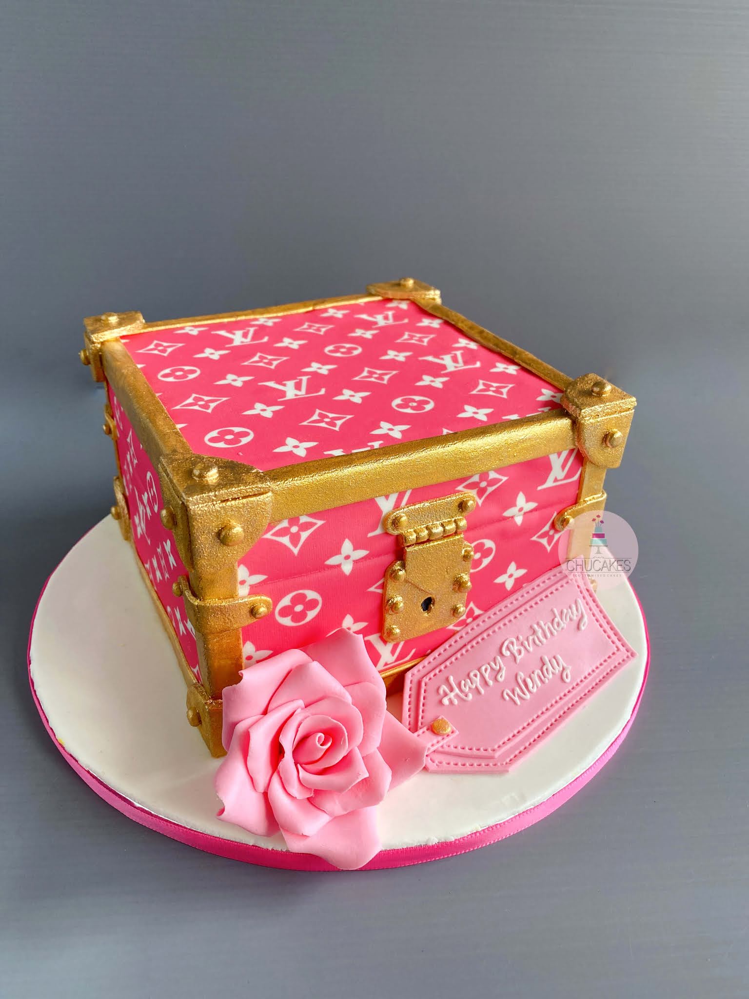 Pink LV box cake chucakes