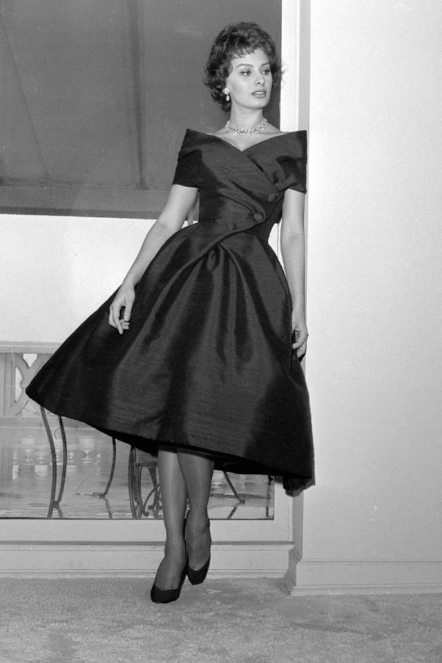 Womens Clothing in 1950s hourglass silhouette 1