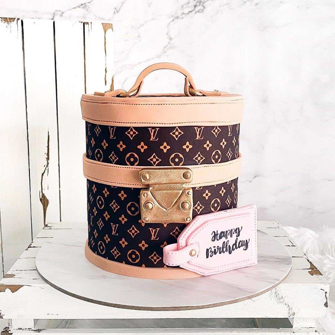 Handpainted LV purse cake | Vanilla and mocha cake replica o… | Flickr