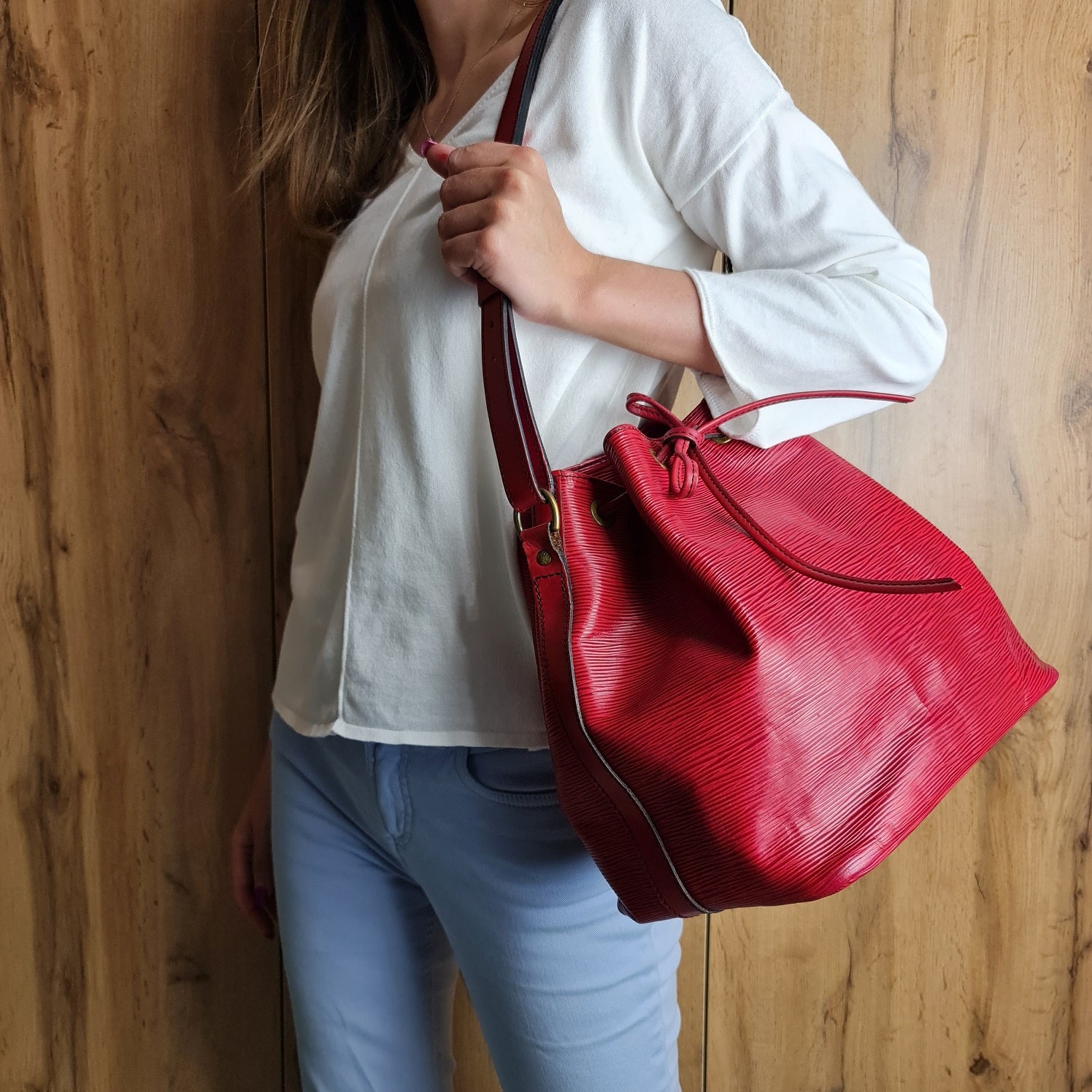 bolso de bolsa roja de Louis Vuitton Noe Bolso de hombro