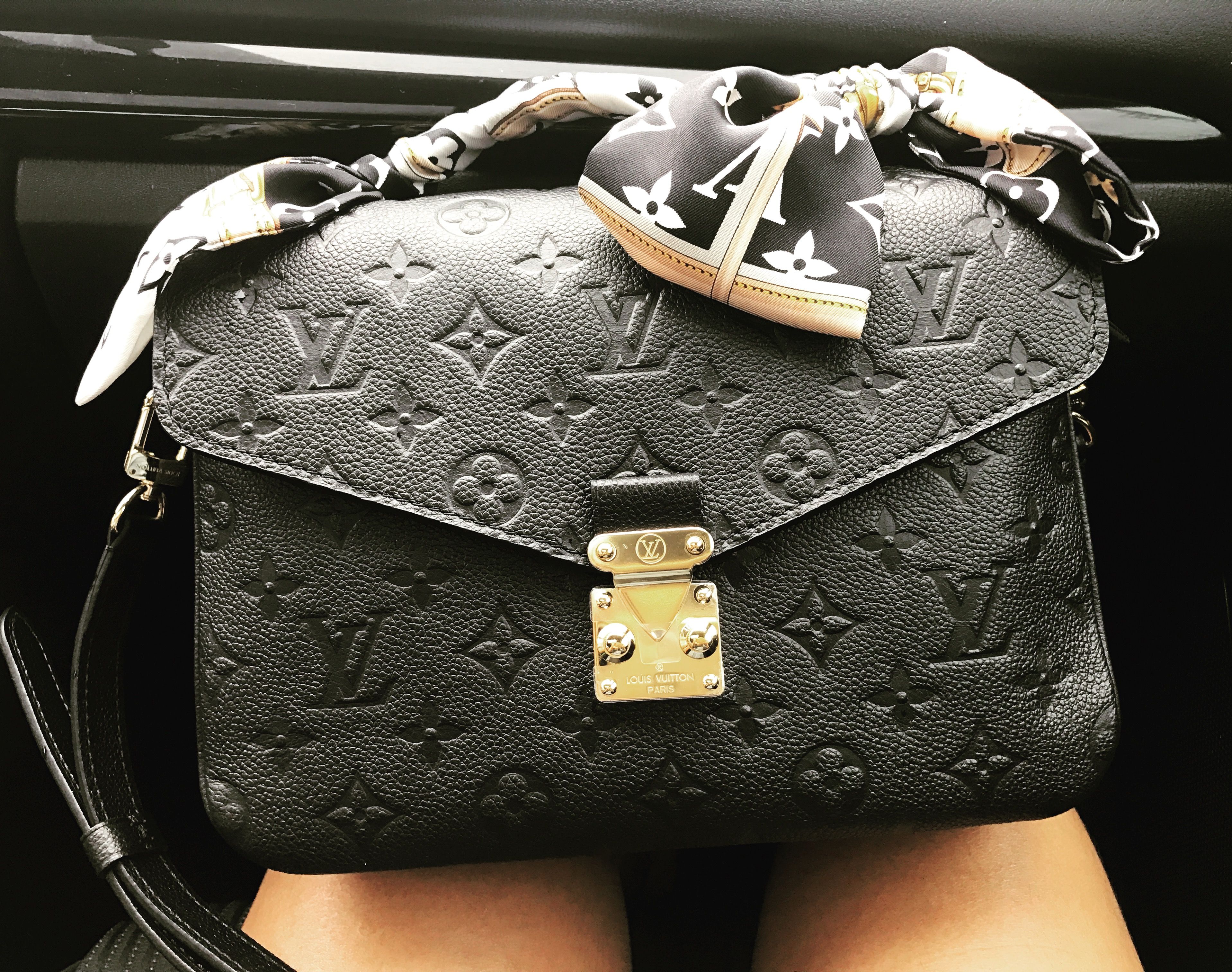 Cómo vestir su bolso: los mejores accesorios de bolsas de diseñador Louis Vuitton Bandeau