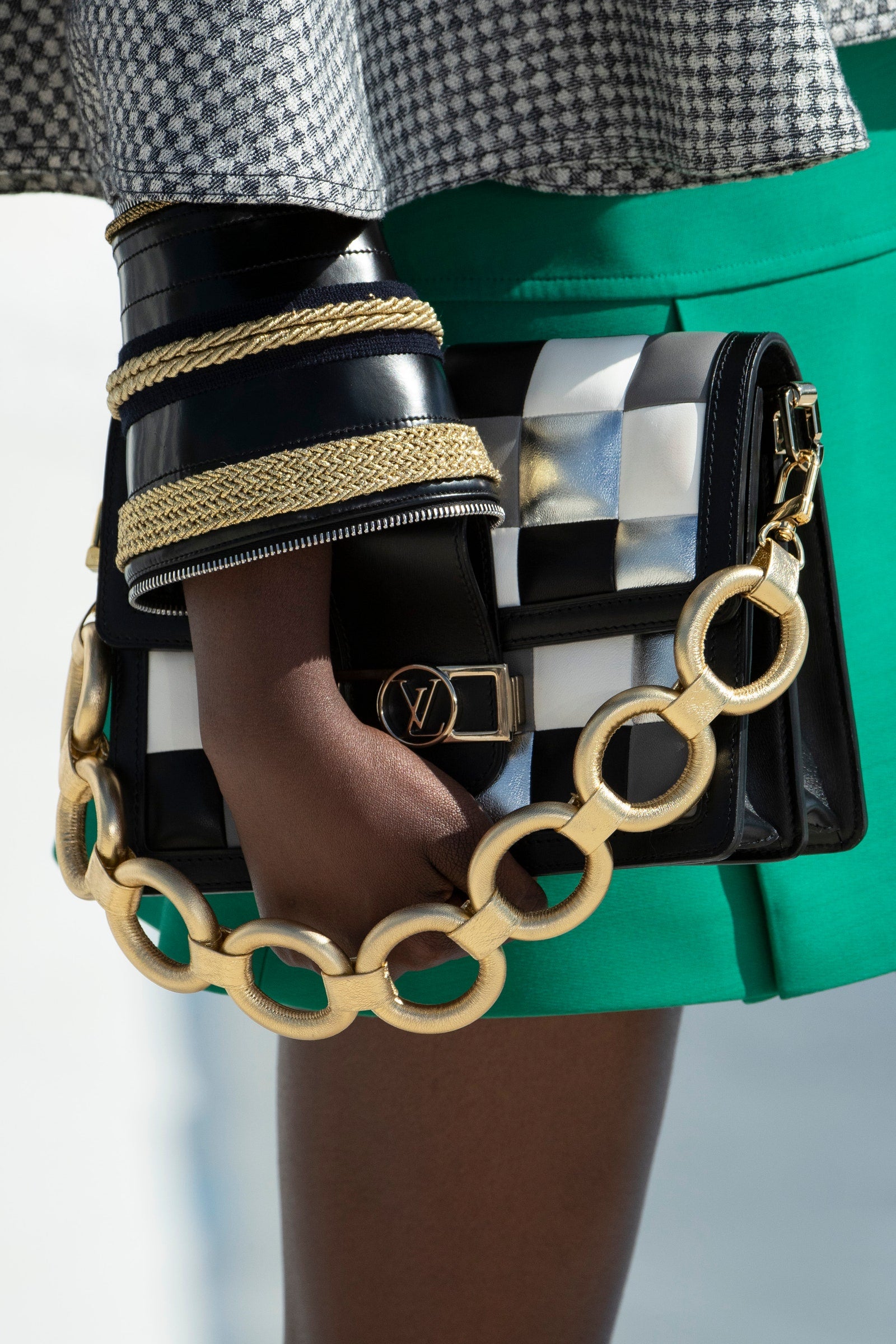 Todos los nuevos accesorios de Louis Vuitton Cruise 2022 Dauphine con una cadena