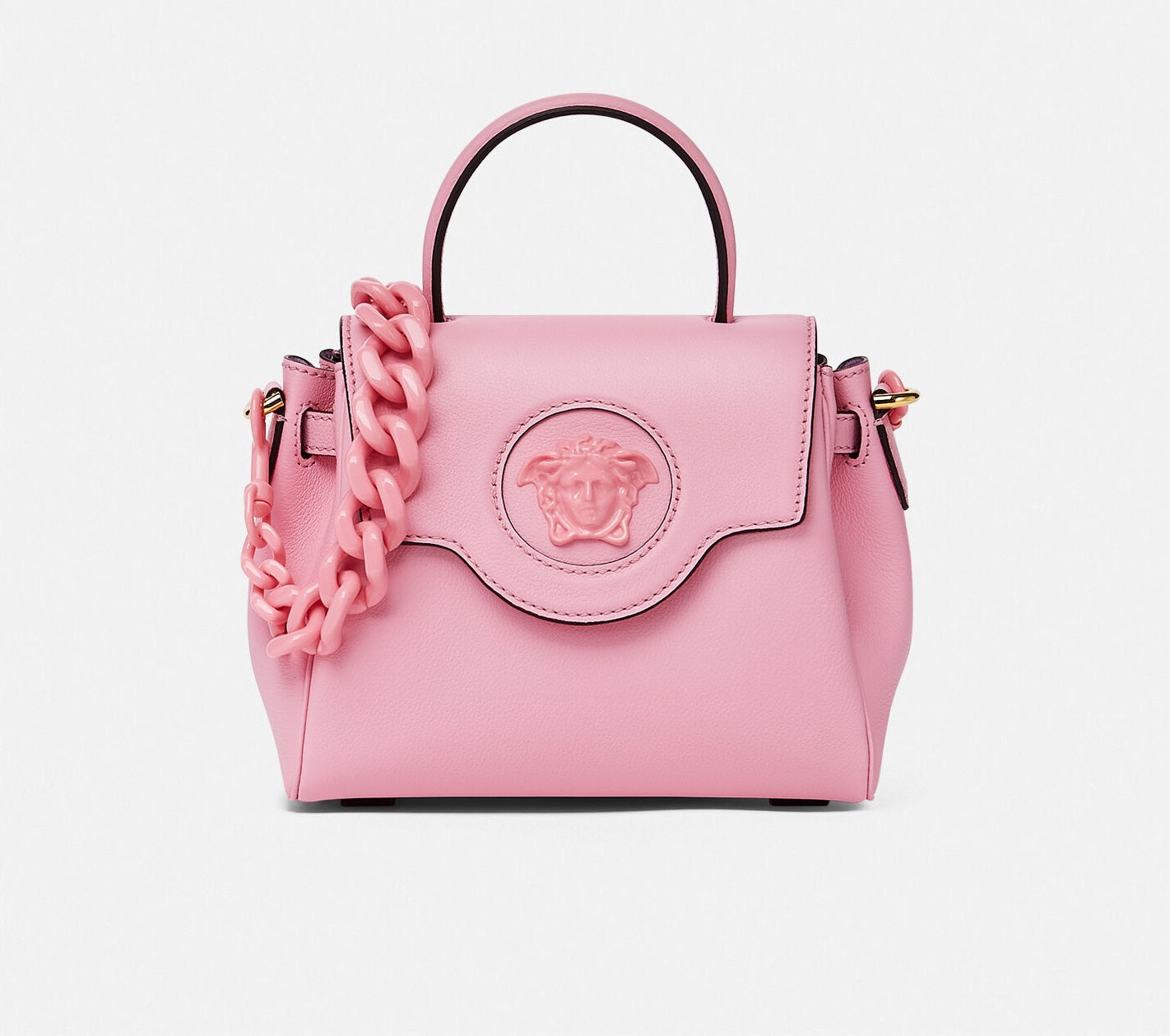 8 bolsos más populares para el verano 2021 que celebridades como Versace la Medusa