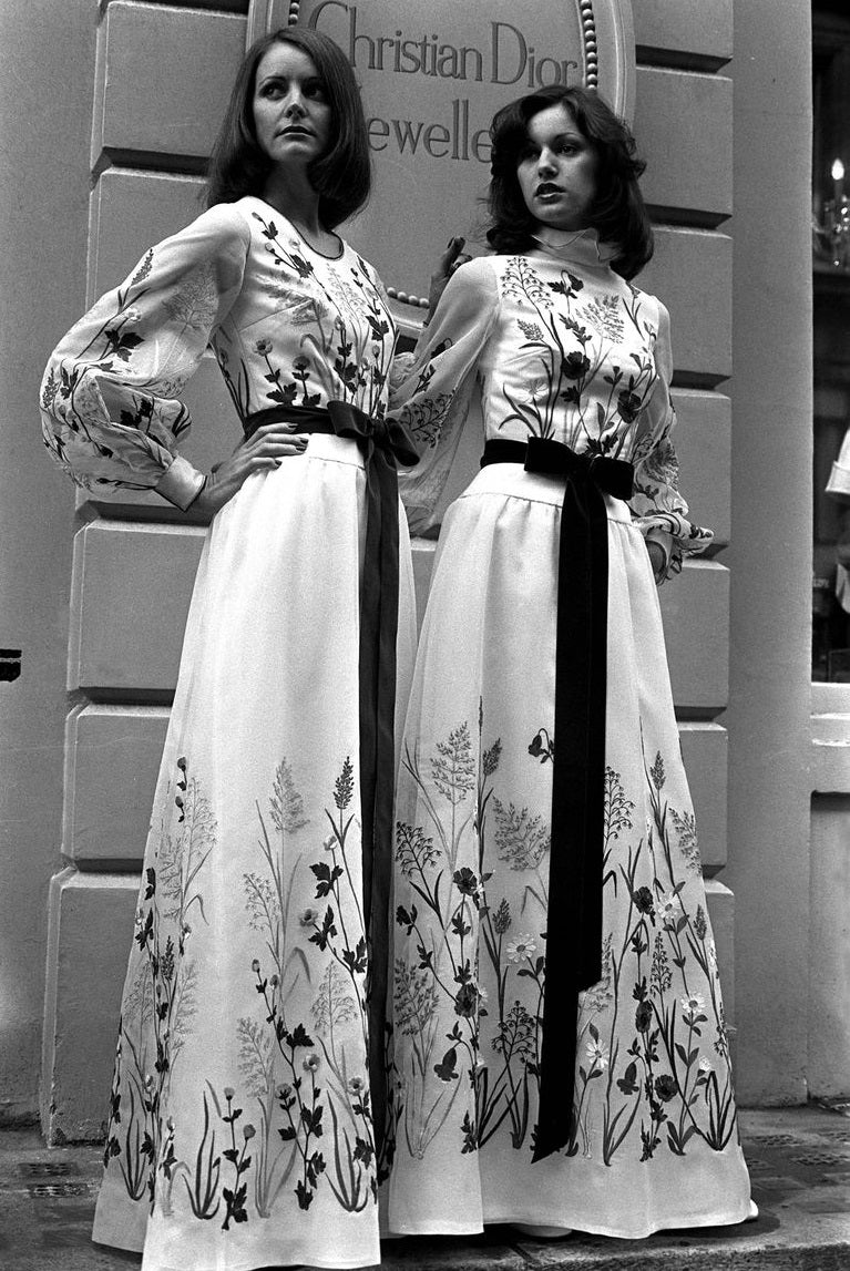 Moda femenina de los años 70 Ideas Dior Floral Dresses Bell-Sleeves