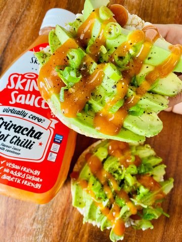 spicy avocado rice cakes with sriracha sauce 