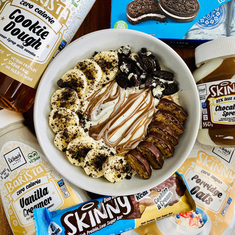 Smoothie-Joghurt-Bowls mit Chocaholic-Schokoladenaufstrichen und zerkleinerten Oreos