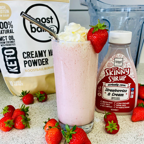 Keto-Shake mit Erdbeeren und Sahne