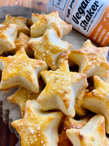 prelibatezze di pasta sfoglia con stelle di formaggio