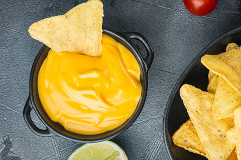 nacho kaassaus met tortillachips