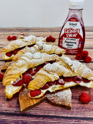 Raspberry Cheesecake Croissants με σάλτσα κυματισμού βατόμουρου