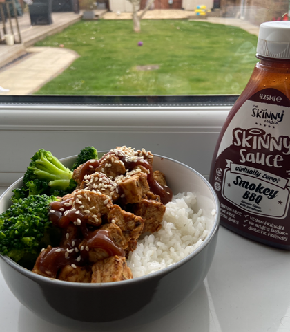 Smokey BBQ Chicken oder Tofu-Reisschüssel mit gesundem Gemüse