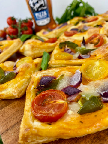 tartes aux légumes avec de la mozarella fraîche et des légumes accompagnés de collections de sauce fakeaway