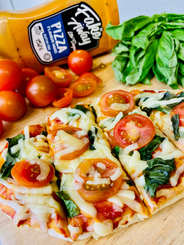 Gesundes Mittagessen mit frischen Zutaten von Pitta Pizzas