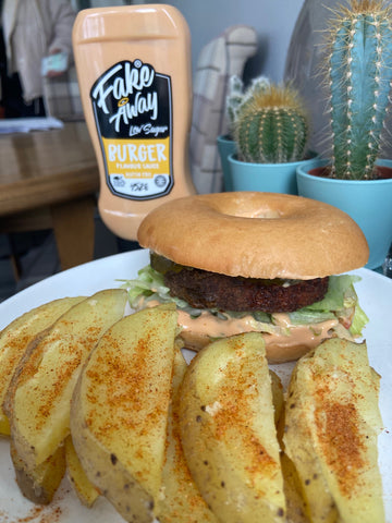 Gesundes Burger-Mittagessen mit Bagel-Burgern und Wedges