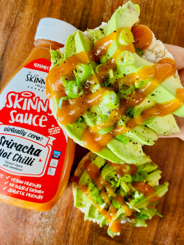 Sriracha-Sauce mit zerdrückter Avocado