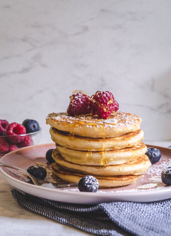 Pile de crêpes aux fruits