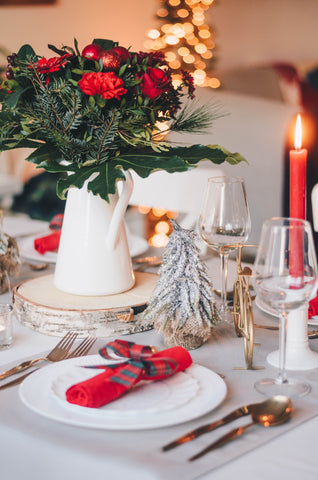 Kalėdinis raudonos ir baltos spalvos stalas