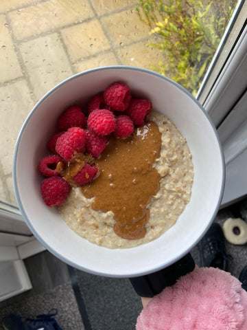 smoothie bowl ze świeżymi owocami i chudym masłem orzechowym