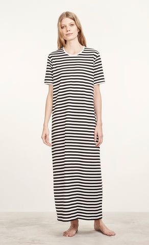 Das beliebte Hauskleid und Nachthemd Hetta mit kurzem Ärmel im Streifen-Design Tasaraita von Marimekko.